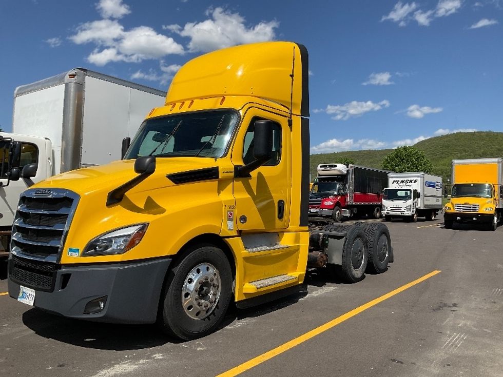 2020 Freightliner Cascadia 126" Day cab photo 3