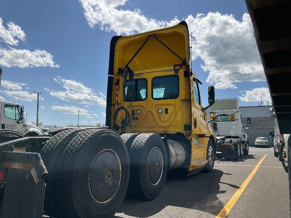 2020 Freightliner Cascadia 126" Day cab photo 6