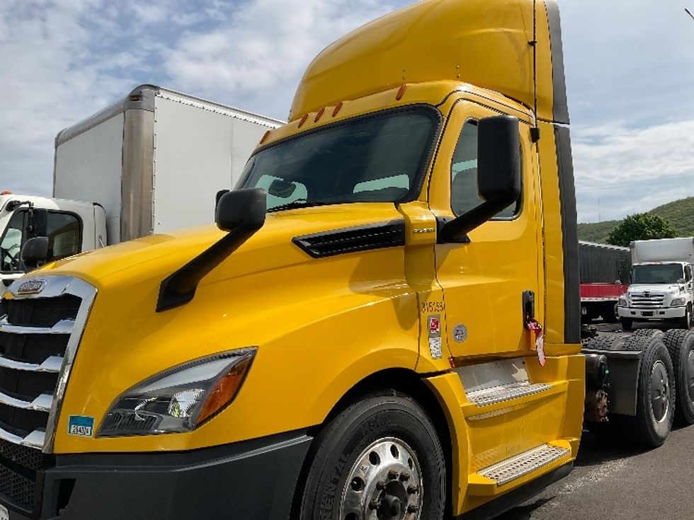 2020 Freightliner Cascadia 126" Day cab photo 7