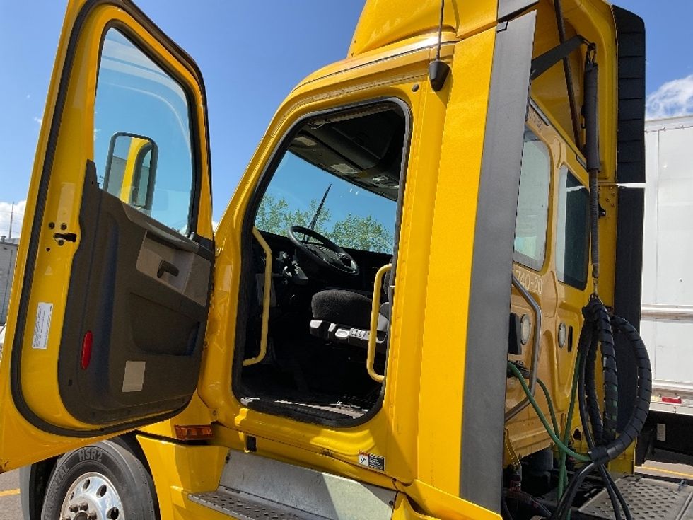Day Cab Tractor-Heavy Duty Tractors-Freightliner-2020-T12664ST-Elmira-NY-331,461\n\t\tmiles-$ 51,000 - Image 9