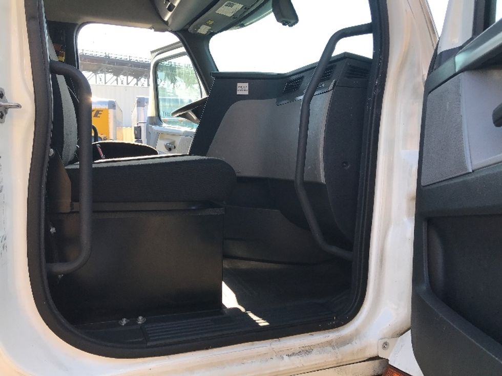 Day Cab Tractor-Heavy Duty Tractors-Freightliner-2020-T12664ST-Elmsford-NY-328,068\n\t\tmiles-$ 67,750 - Image 11