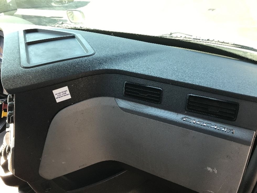 Day Cab Tractor-Heavy Duty Tractors-Freightliner-2020-T12664ST-Elmsford-NY-328,068\n\t\tmiles-$ 67,750 - Image 12