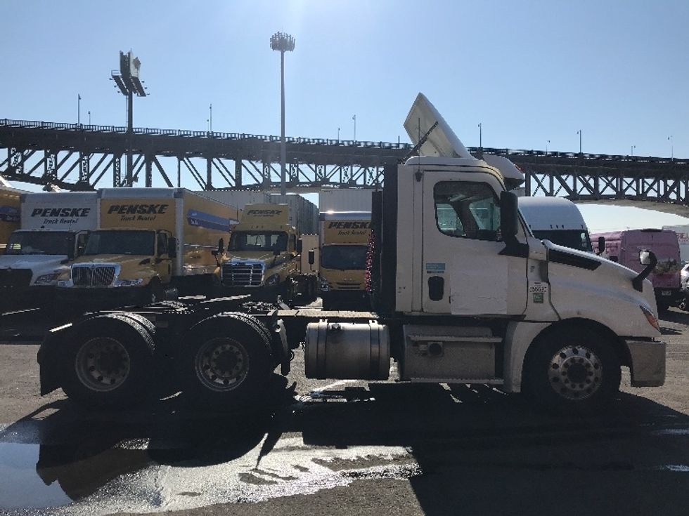 Day Cab Tractor-Heavy Duty Tractors-Freightliner-2020-T12664ST-Elmsford-NY-328,068\n\t\tmiles-$ 67,750 - Image 7