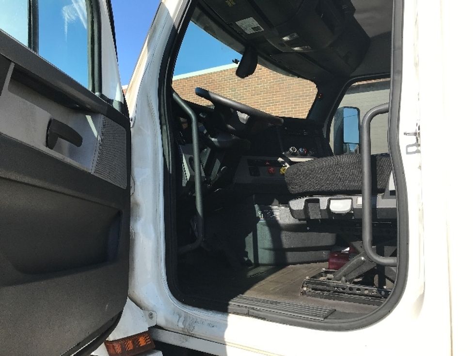 Day Cab Tractor-Heavy Duty Tractors-Freightliner-2020-T12664ST-Elmsford-NY-328,068\n\t\tmiles-$ 67,750 - Image 8