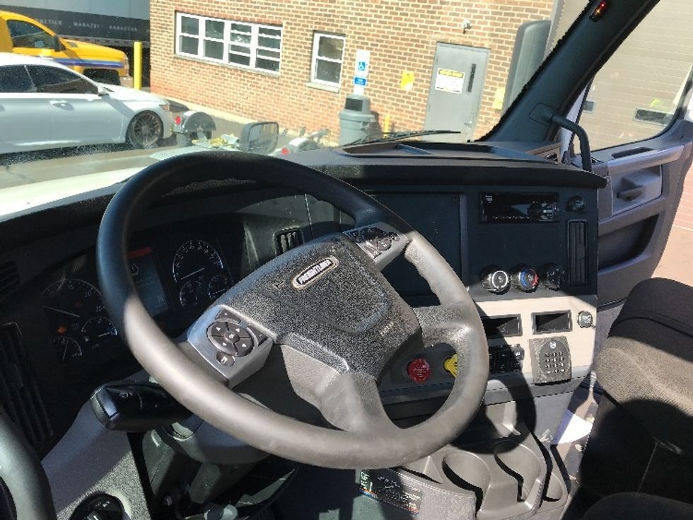 Day Cab Tractor-Heavy Duty Tractors-Freightliner-2020-T12664ST-Elmsford-NY-328,068\n\t\tmiles-$ 67,750 - Image 9