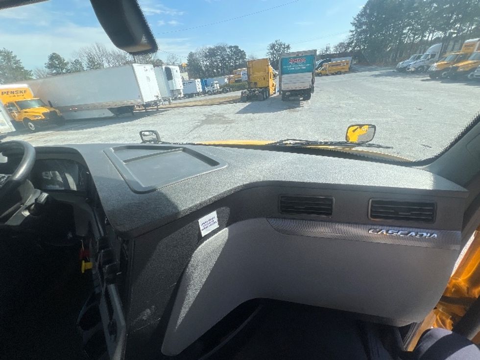 Day Cab Tractor-Heavy Duty Tractors-Freightliner-2020-T12664ST-Erie-PA-210,870\n\t\tmiles-$ 61,750 - Image 13