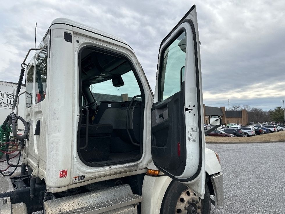 Day Cab Tractor-Heavy Duty Tractors-Freightliner-2020-T12664ST-Essex-MD-213,277\n\t\tmiles-$ 64,250 - Image 12