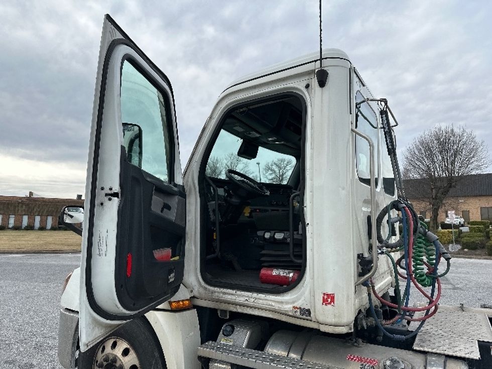 Day Cab Tractor-Heavy Duty Tractors-Freightliner-2020-T12664ST-Essex-MD-213,277\n\t\tmiles-$ 64,250 - Image 9