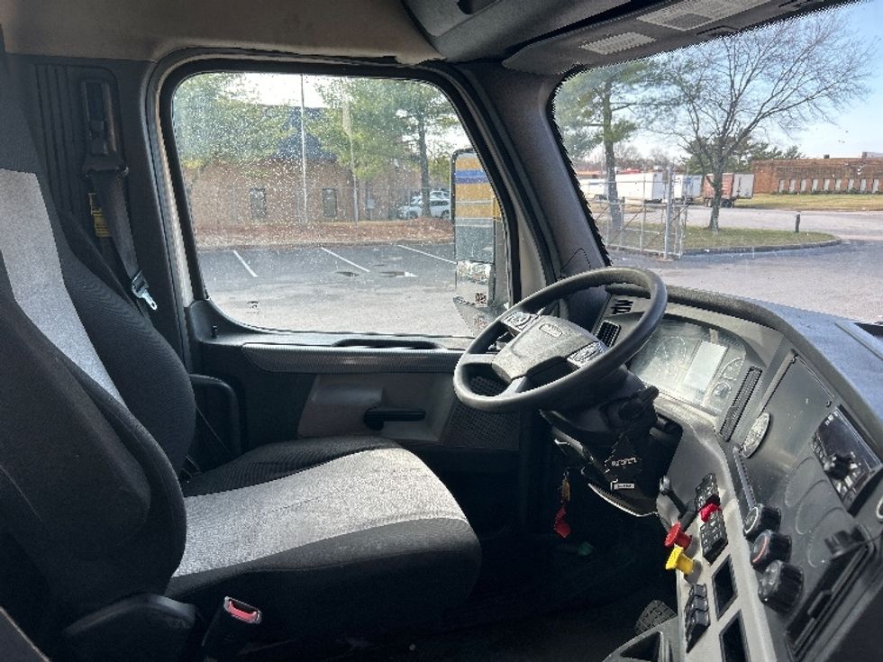 Day Cab Tractor-Heavy Duty Tractors-Freightliner-2020-T12664ST-Essex-MD-227,360\n\t\tmiles-$ 55,000 - Image 14