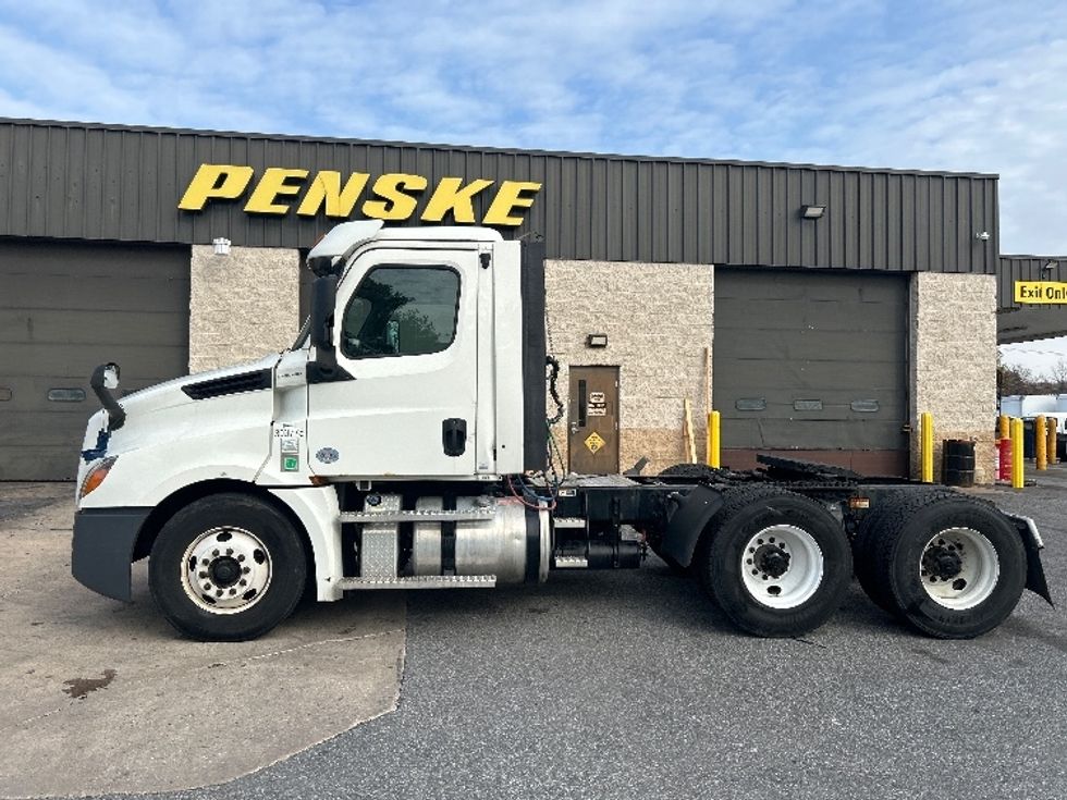 Day Cab Tractor-Heavy Duty Tractors-Freightliner-2020-T12664ST-Essex-MD-227,360\n\t\tmiles-$ 55,000 - Image 4