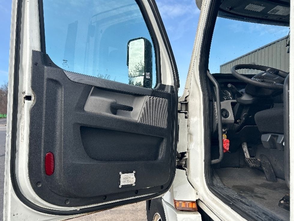 Day Cab Tractor-Heavy Duty Tractors-Freightliner-2020-T12664ST-Essex-MD-227,360\n\t\tmiles-$ 55,000 - Image 9