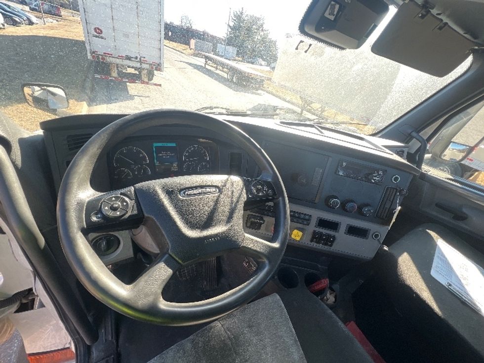 Day Cab Tractor-Heavy Duty Tractors-Freightliner-2020-T12664ST-Essex-MD-318,377\n\t\tmiles-$ 59,750 - Image 10