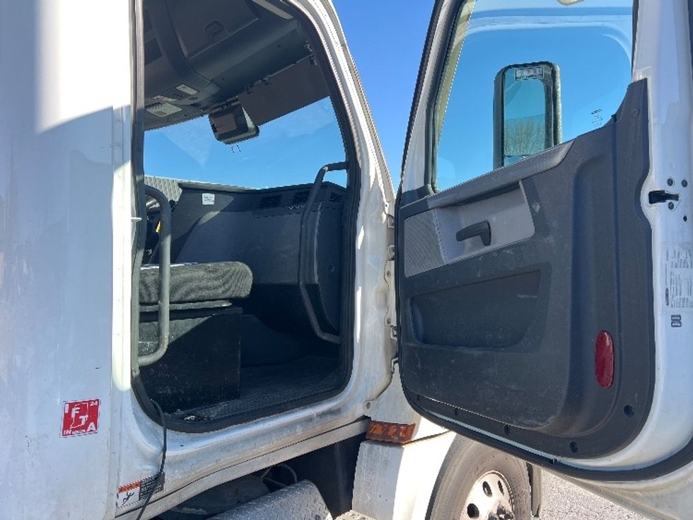 Day Cab Tractor-Heavy Duty Tractors-Freightliner-2020-T12664ST-Essex-MD-318,377\n\t\tmiles-$ 59,750 - Image 12