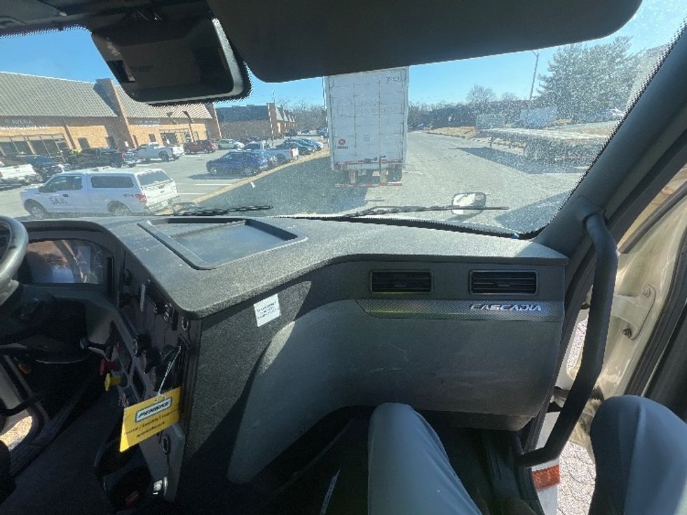 Day Cab Tractor-Heavy Duty Tractors-Freightliner-2020-T12664ST-Essex-MD-318,377\n\t\tmiles-$ 59,750 - Image 13