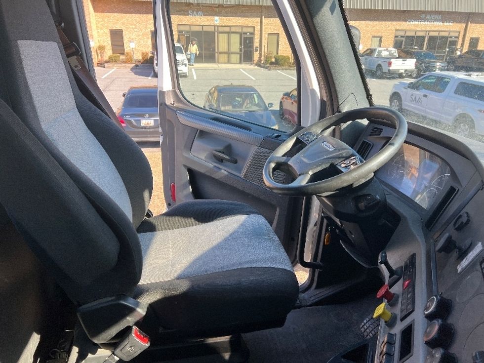 Day Cab Tractor-Heavy Duty Tractors-Freightliner-2020-T12664ST-Essex-MD-318,377\n\t\tmiles-$ 59,750 - Image 14