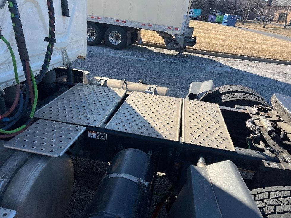 Day Cab Tractor-Heavy Duty Tractors-Freightliner-2020-T12664ST-Essex-MD-318,377\n\t\tmiles-$ 59,750 - Image 17