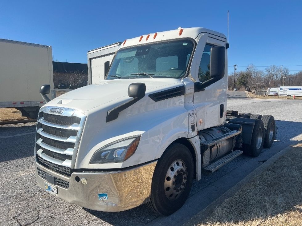 Day Cab Tractor-Heavy Duty Tractors-Freightliner-2020-T12664ST-Essex-MD-318,377\n\t\tmiles-$ 59,750 - Image 3