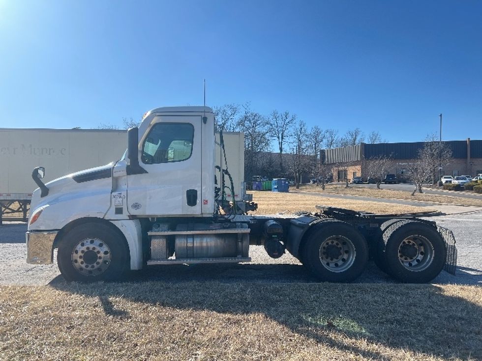 Day Cab Tractor-Heavy Duty Tractors-Freightliner-2020-T12664ST-Essex-MD-318,377\n\t\tmiles-$ 59,750 - Image 4