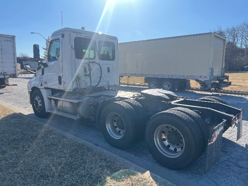 Day Cab Tractor-Heavy Duty Tractors-Freightliner-2020-T12664ST-Essex-MD-318,377\n\t\tmiles-$ 59,750 - Image 5