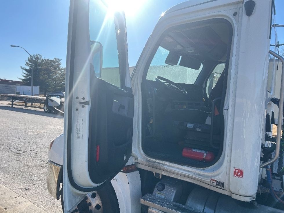 Day Cab Tractor-Heavy Duty Tractors-Freightliner-2020-T12664ST-Essex-MD-318,377\n\t\tmiles-$ 59,750 - Image 9