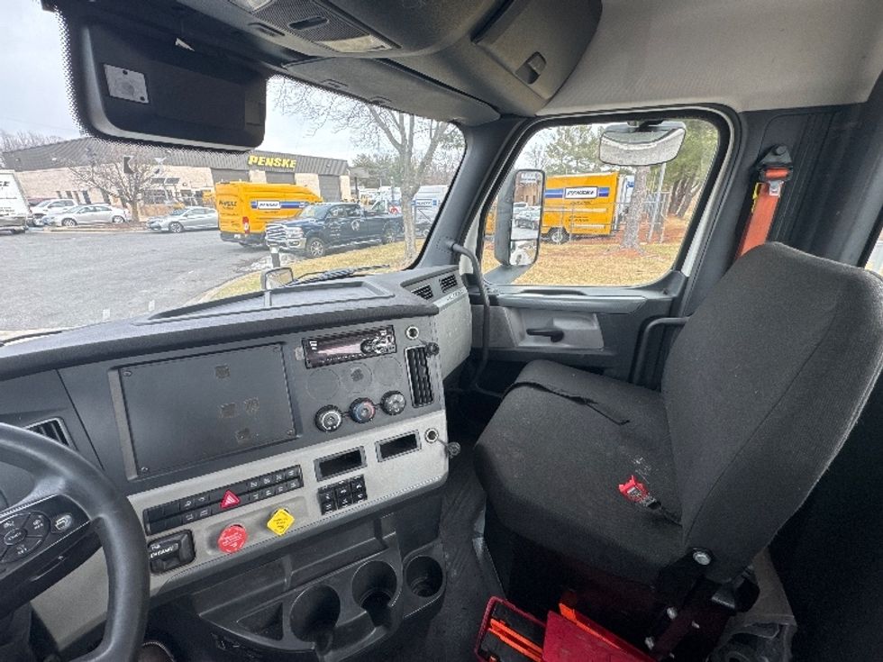 Day Cab Tractor-Heavy Duty Tractors-Freightliner-2020-T12664ST-Essex-MD-390,242\n\t\tmiles-$ 52,000 - Image 10