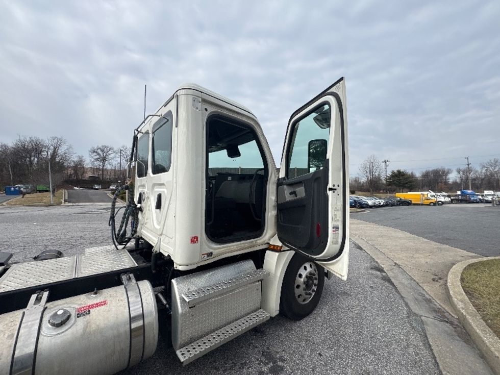 Day Cab Tractor-Heavy Duty Tractors-Freightliner-2020-T12664ST-Essex-MD-390,242\n\t\tmiles-$ 52,000 - Image 12