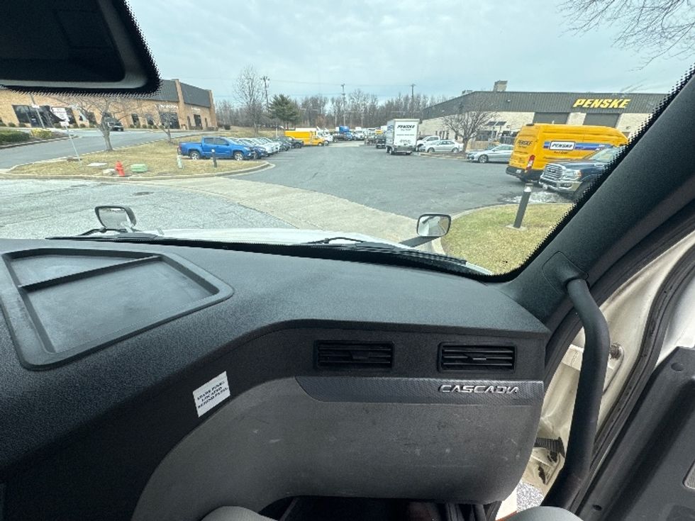 Day Cab Tractor-Heavy Duty Tractors-Freightliner-2020-T12664ST-Essex-MD-390,242\n\t\tmiles-$ 52,000 - Image 13