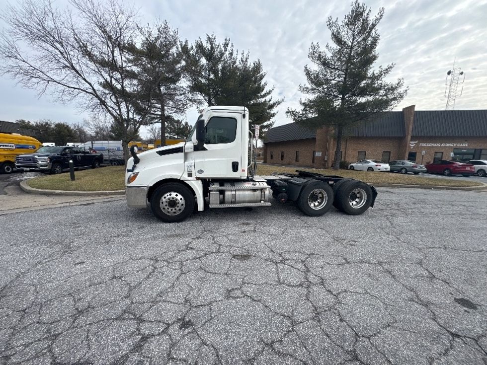 Day Cab Tractor-Heavy Duty Tractors-Freightliner-2020-T12664ST-Essex-MD-390,242\n\t\tmiles-$ 52,000 - Image 4