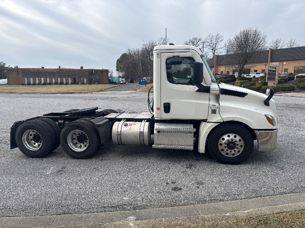 Day Cab Tractor-Heavy Duty Tractors-Freightliner-2020-T12664ST-Essex-MD-390,242\n\t\tmiles-$ 52,000 - Image 8