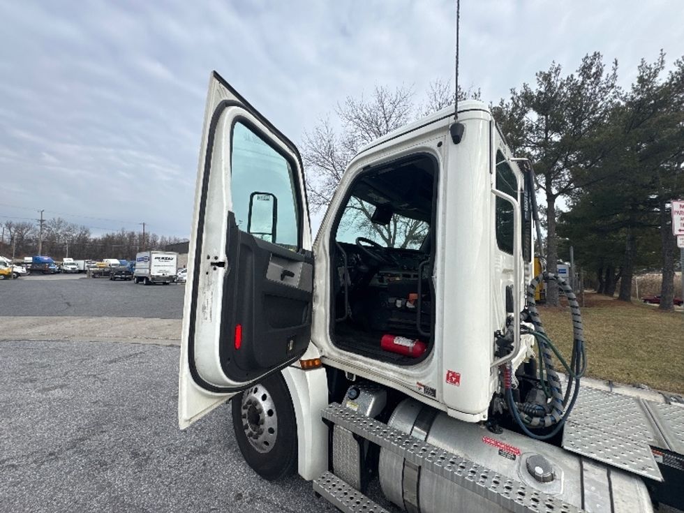 Day Cab Tractor-Heavy Duty Tractors-Freightliner-2020-T12664ST-Essex-MD-390,242\n\t\tmiles-$ 52,000 - Image 9
