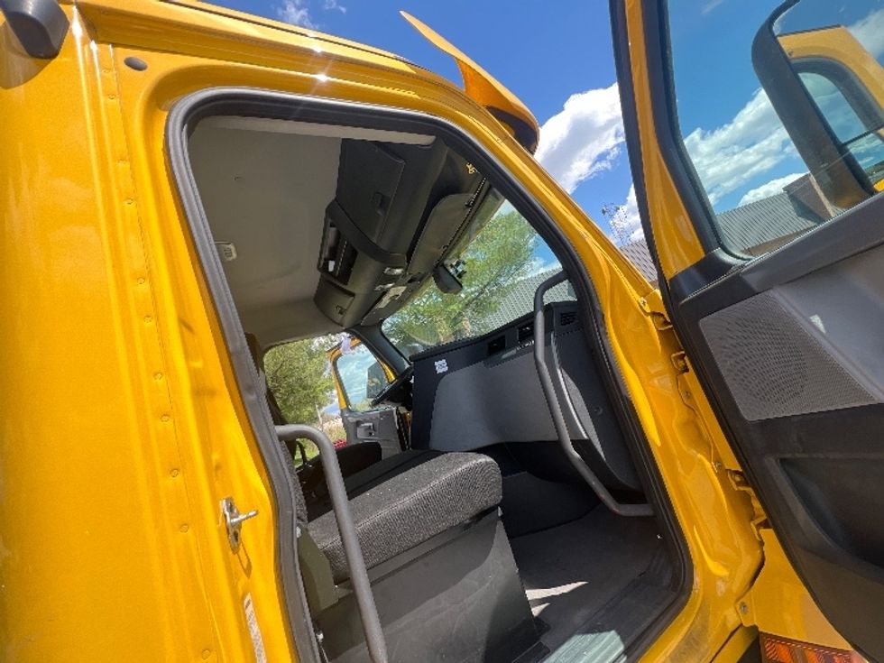 Day Cab Tractor-Heavy Duty Tractors-Freightliner-2020-T12664ST-Essex-MD-445,613\n\t\tmiles-$ 43,000 - Image 12