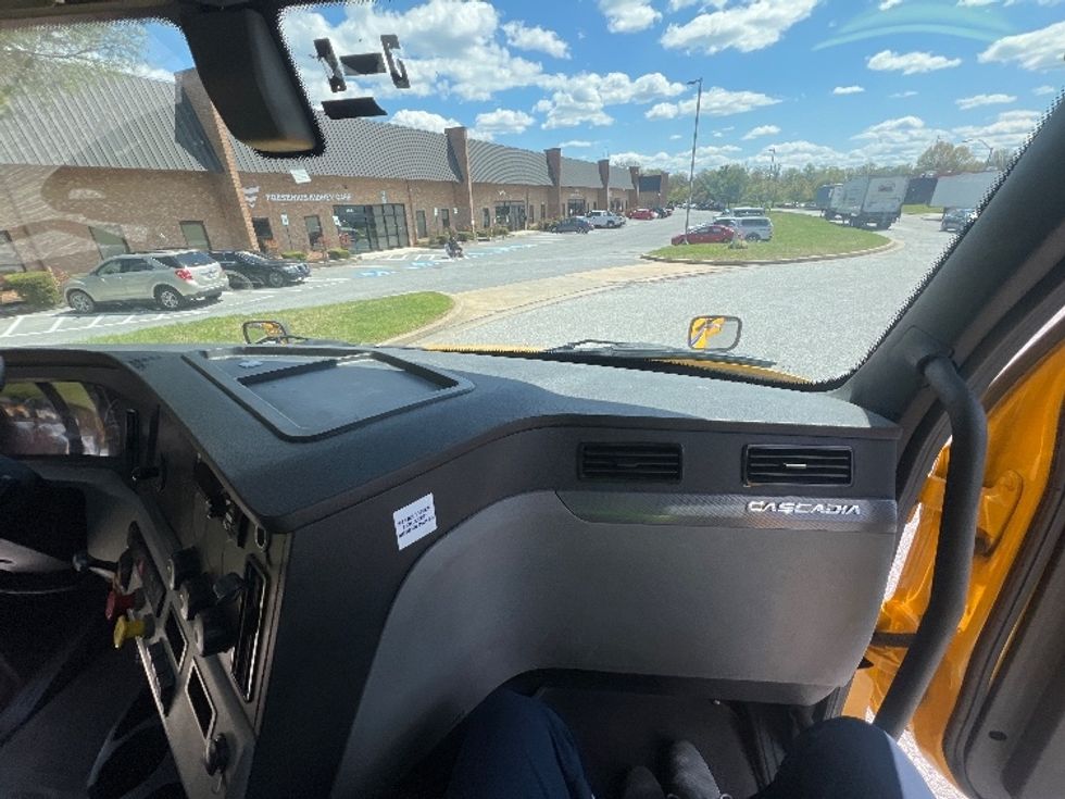 Day Cab Tractor-Heavy Duty Tractors-Freightliner-2020-T12664ST-Essex-MD-445,613\n\t\tmiles-$ 43,000 - Image 13