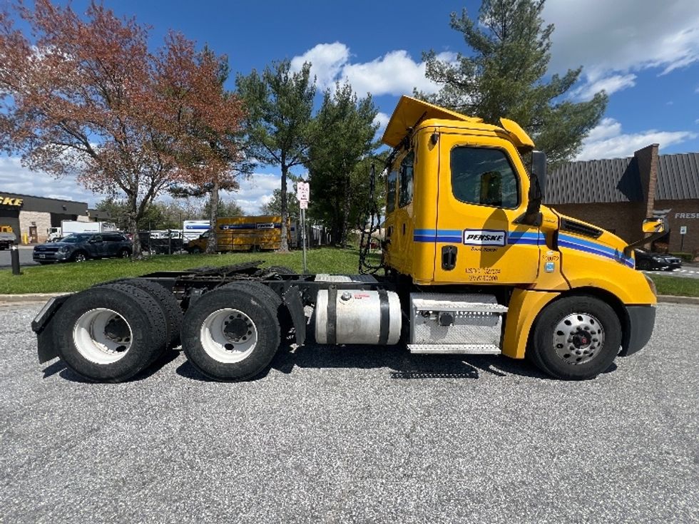Day Cab Tractor-Heavy Duty Tractors-Freightliner-2020-T12664ST-Essex-MD-445,613\n\t\tmiles-$ 43,000 - Image 8