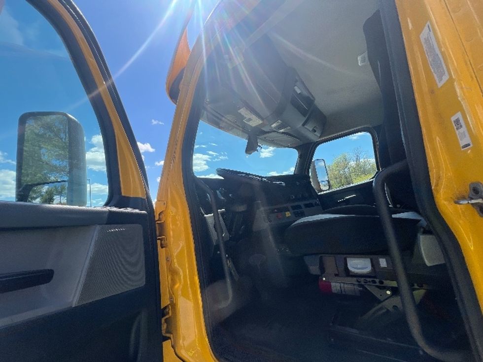 Day Cab Tractor-Heavy Duty Tractors-Freightliner-2020-T12664ST-Essex-MD-445,613\n\t\tmiles-$ 43,000 - Image 9