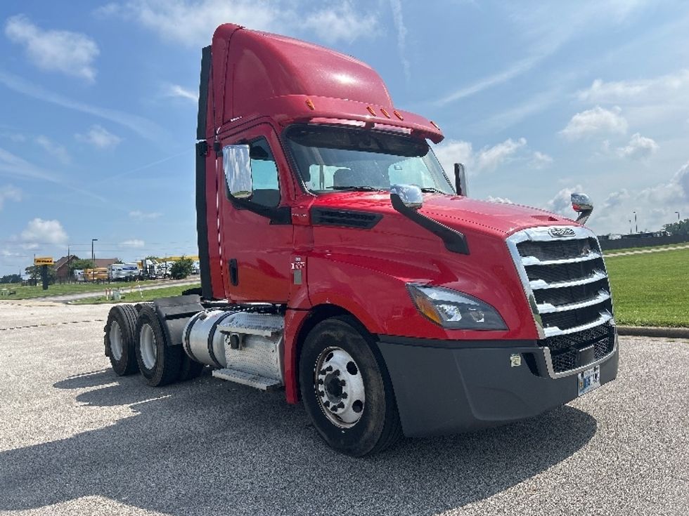 Day Cab Tractor-Heavy Duty Tractors-Freightliner-2020-T12664ST-Evansville-IN-352,562\n\t\tmiles-$ 50,500 - Image 1