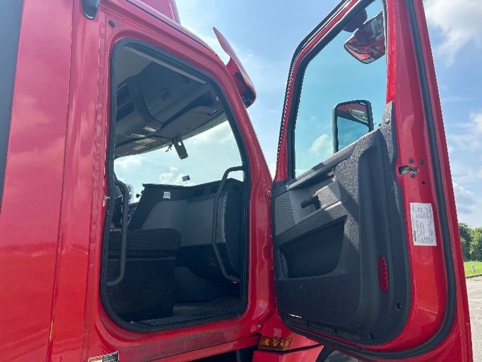 Day Cab Tractor-Heavy Duty Tractors-Freightliner-2020-T12664ST-Evansville-IN-352,562\n\t\tmiles-$ 50,500 - Image 12