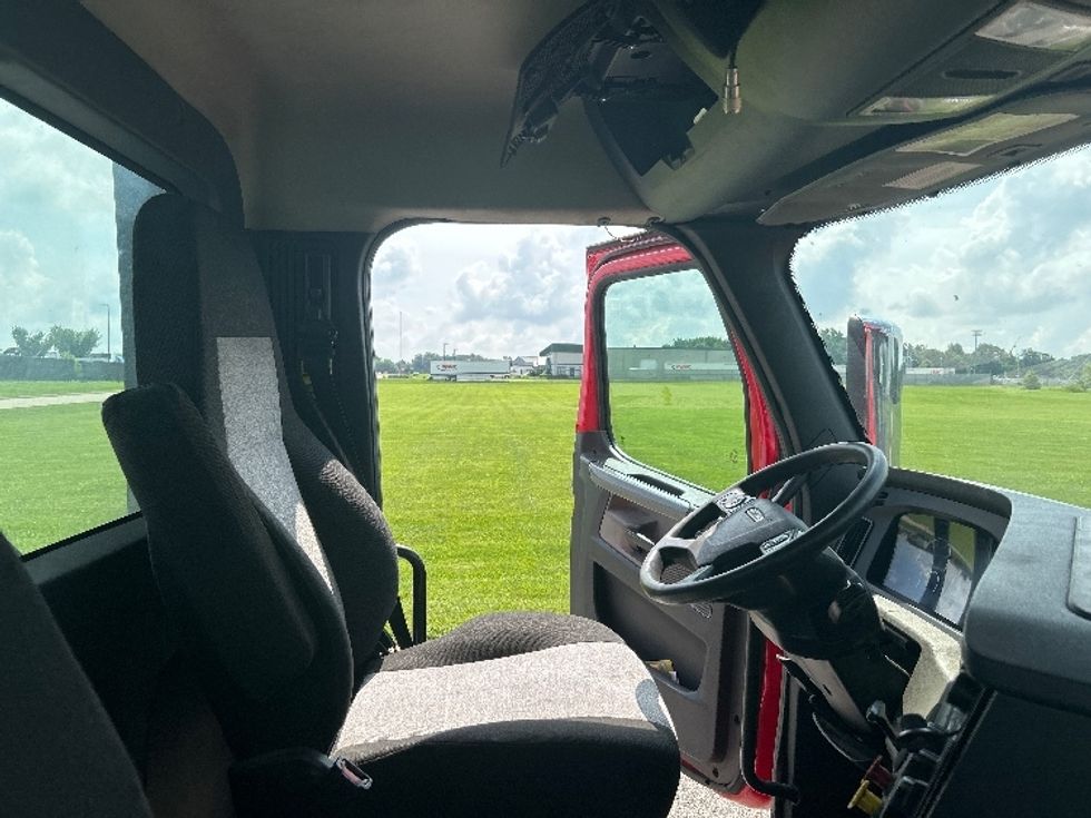 Day Cab Tractor-Heavy Duty Tractors-Freightliner-2020-T12664ST-Evansville-IN-352,562\n\t\tmiles-$ 50,500 - Image 14