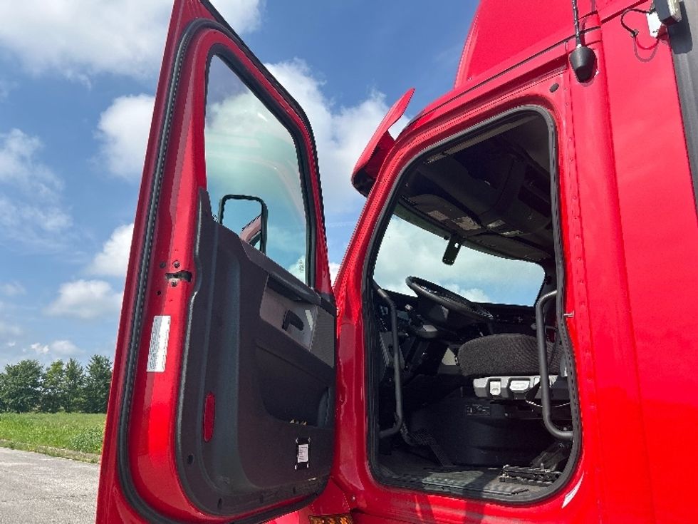 Day Cab Tractor-Heavy Duty Tractors-Freightliner-2020-T12664ST-Evansville-IN-352,562\n\t\tmiles-$ 50,500 - Image 9