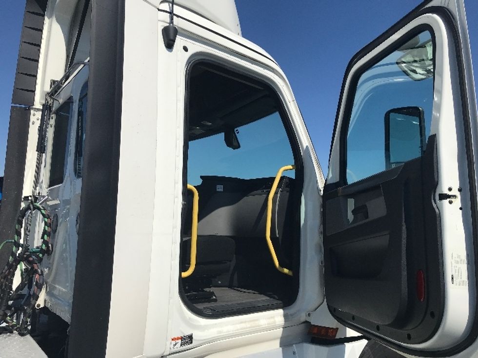 Day Cab Tractor-Heavy Duty Tractors-Freightliner-2020-T12664ST-Evansville-IN-459,782\n\t\tmiles-$ 59,500 - Image 12