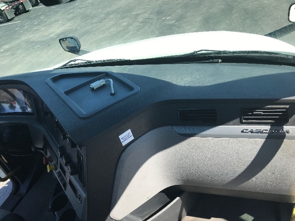 Day Cab Tractor-Heavy Duty Tractors-Freightliner-2020-T12664ST-Evansville-IN-459,782\n\t\tmiles-$ 59,500 - Image 13