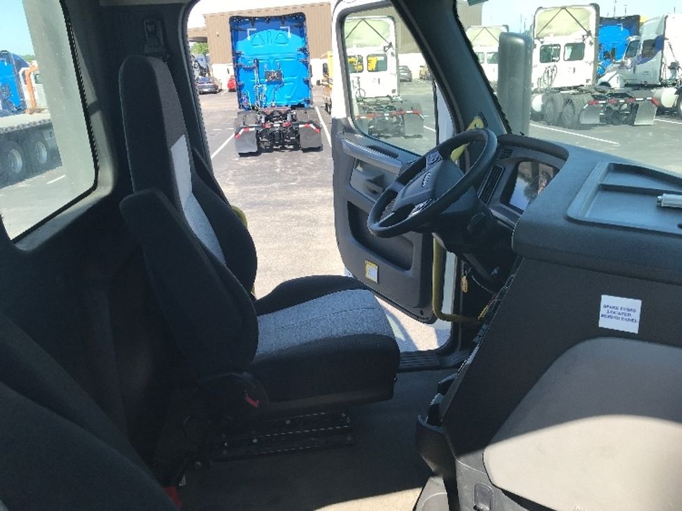 Day Cab Tractor-Heavy Duty Tractors-Freightliner-2020-T12664ST-Evansville-IN-459,782\n\t\tmiles-$ 59,500 - Image 14