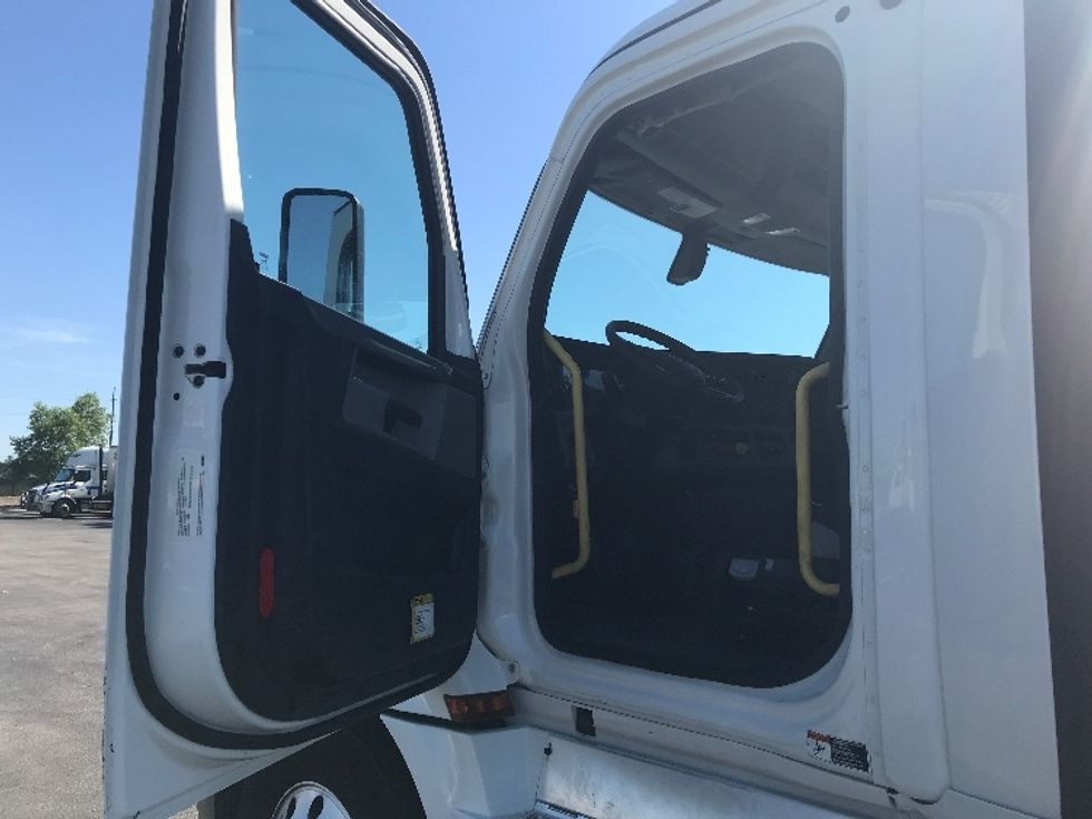 Day Cab Tractor-Heavy Duty Tractors-Freightliner-2020-T12664ST-Evansville-IN-459,782\n\t\tmiles-$ 59,500 - Image 9