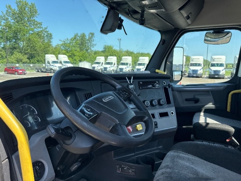 Day Cab Tractor-Heavy Duty Tractors-Freightliner-2020-T12664ST-Evansville-IN-482,523\n\t\tmiles-$ 46,000 - Image 10