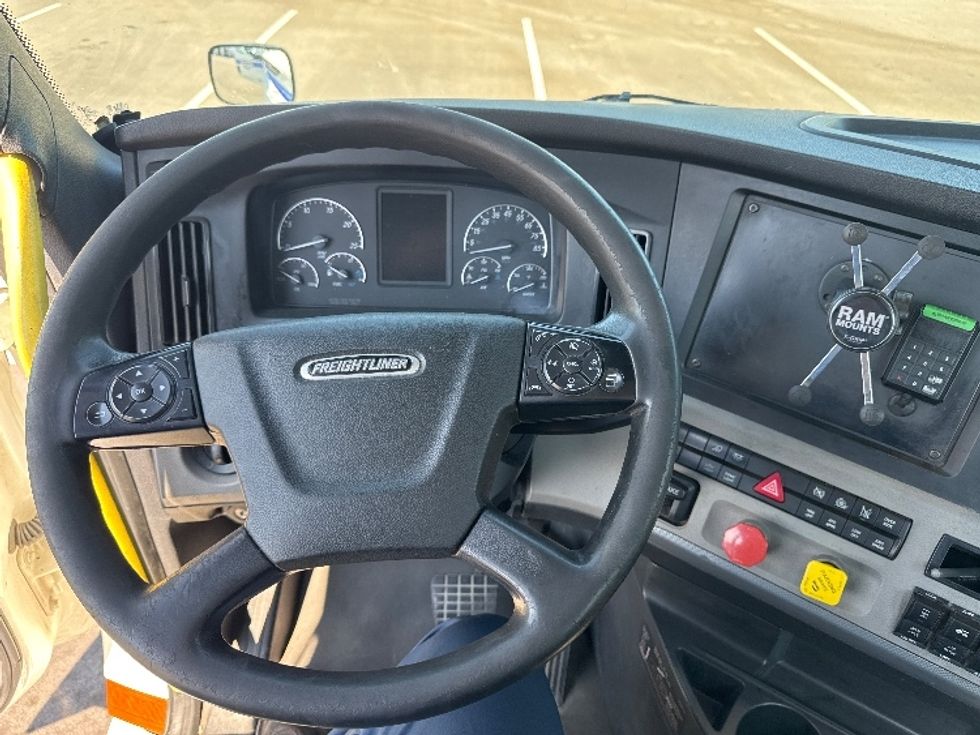 Day Cab Tractor-Heavy Duty Tractors-Freightliner-2020-T12664ST-Evansville-IN-482,523\n\t\tmiles-$ 46,000 - Image 11