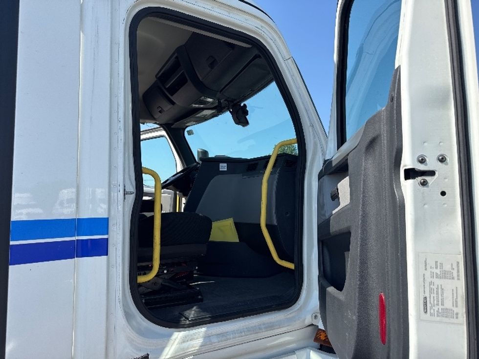 Day Cab Tractor-Heavy Duty Tractors-Freightliner-2020-T12664ST-Evansville-IN-482,523\n\t\tmiles-$ 46,000 - Image 12