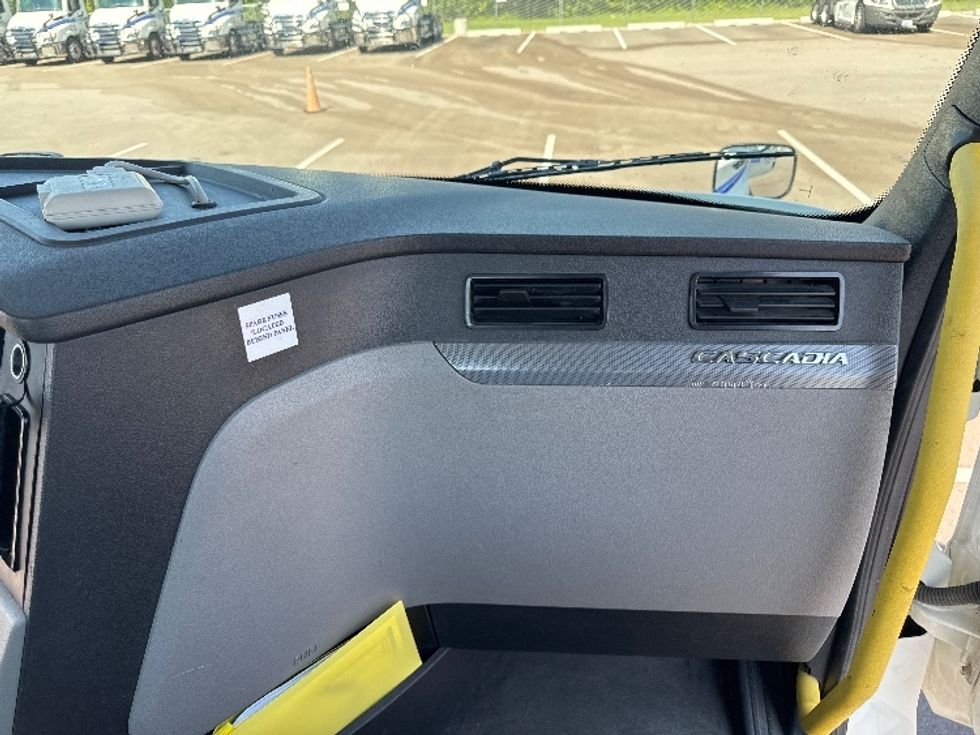 Day Cab Tractor-Heavy Duty Tractors-Freightliner-2020-T12664ST-Evansville-IN-482,523\n\t\tmiles-$ 46,000 - Image 13