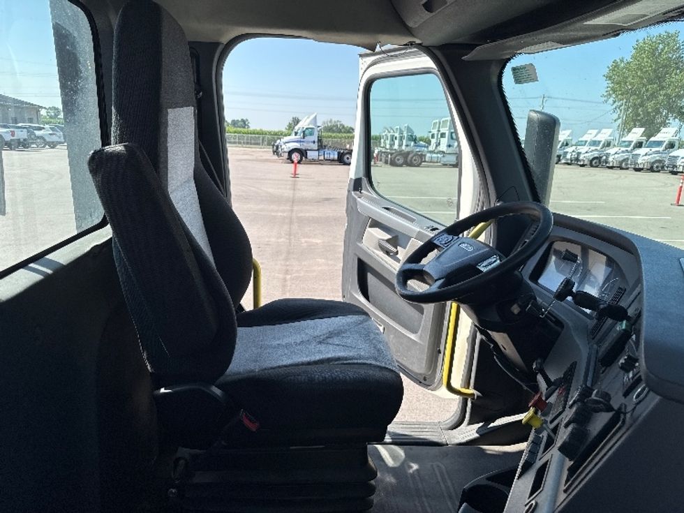 Day Cab Tractor-Heavy Duty Tractors-Freightliner-2020-T12664ST-Evansville-IN-482,523\n\t\tmiles-$ 46,000 - Image 14