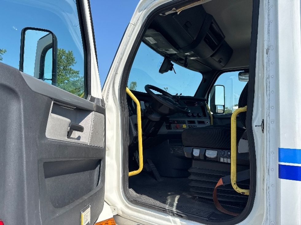 Day Cab Tractor-Heavy Duty Tractors-Freightliner-2020-T12664ST-Evansville-IN-482,523\n\t\tmiles-$ 46,000 - Image 9