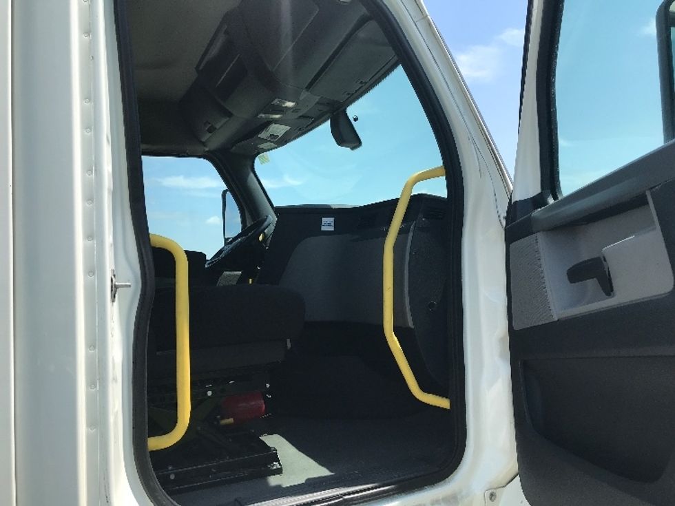 Day Cab Tractor-Heavy Duty Tractors-Freightliner-2020-T12664ST-Evansville-IN-489,190\n\t\tmiles-$ 55,750 - Image 12