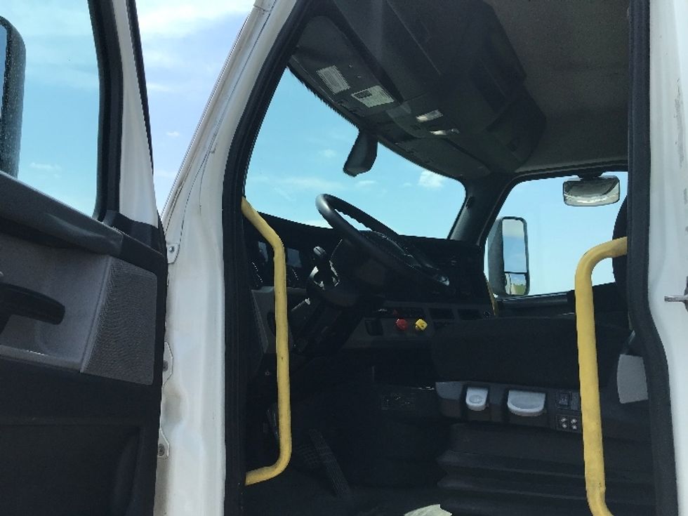 Day Cab Tractor-Heavy Duty Tractors-Freightliner-2020-T12664ST-Evansville-IN-489,190\n\t\tmiles-$ 55,750 - Image 9